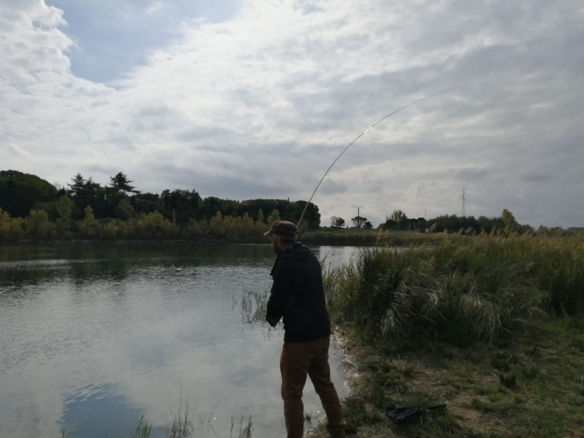 Pêcheur à la mouche sur les plans d'eau de Vergèze dans le Gard