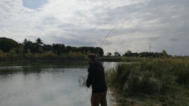 Pêcheur à la mouche sur les plans d'eau de Vergèze dans le Gard