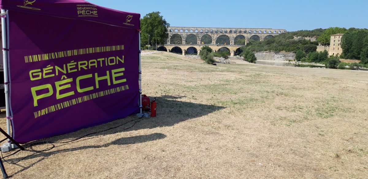 Le stand Génération Pêche près du Pont du Gard