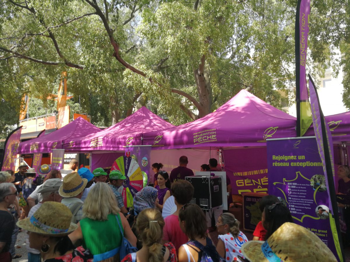 Stand Génératioon Pêche sur l'esplanade à Nïmes