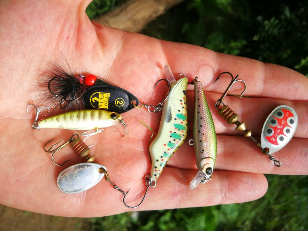 Cuillères et poissons nageurs pour pêcher la truite en famille dans le Gard